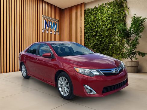 Used 2014 Toyota Camry SE FWD image 1