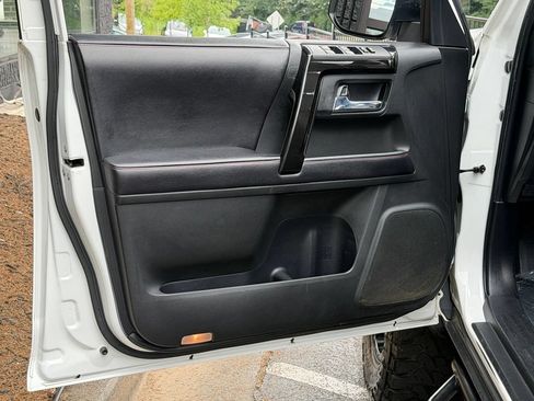 Used 2017 Toyota 4Runner TRD Off-Road Premium AWD/4WD image 29