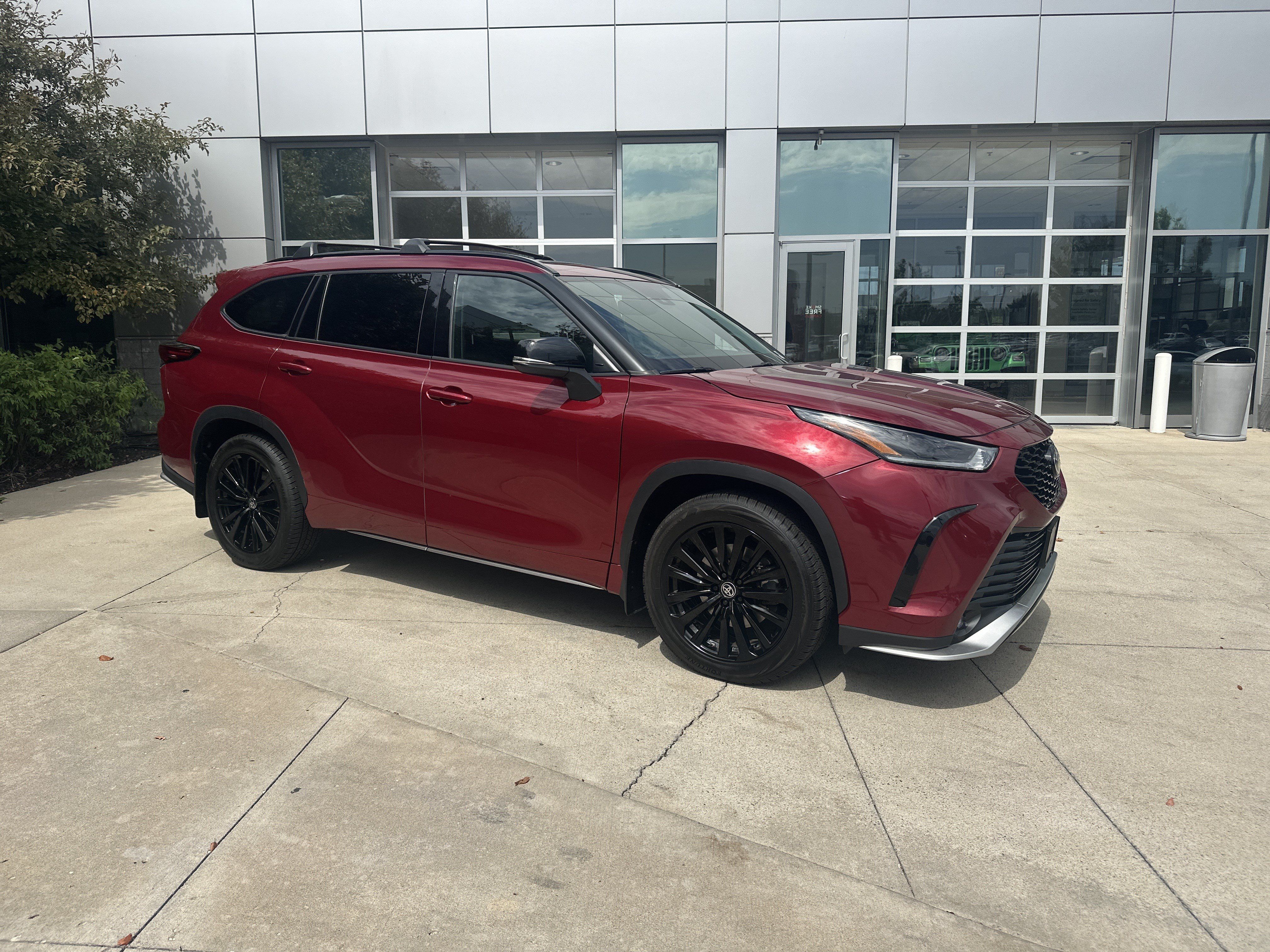 Used 2023 Toyota Highlander XSE AWD/4WD image 2