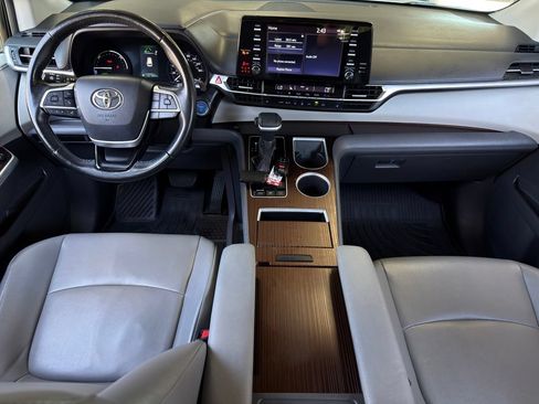 Used 2021 Toyota Sienna XLE FWD image 16