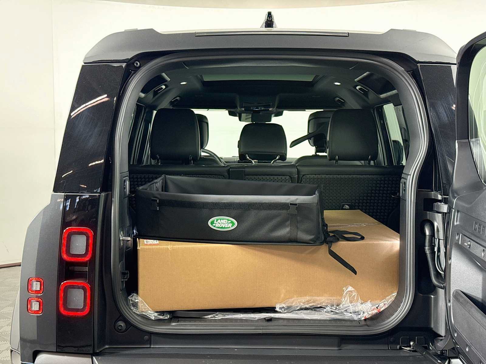New 2026 Land Rover Defender 110 X-Dynamic SE AWD/4WD image 26