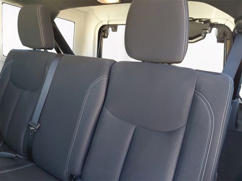 Used 2018 Jeep Wrangler Unlimited Sahara image 13