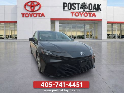 Used 2025 Toyota Camry LE FWD image 8