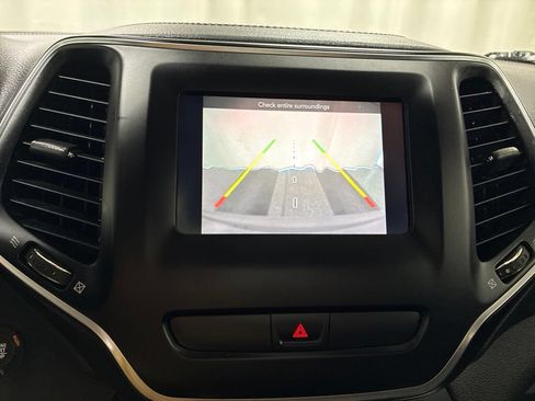 Used 2019 Jeep Cherokee Latitude Plus FWD image 18