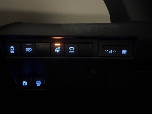 Used 2024 Toyota Sienna Platinum image 33