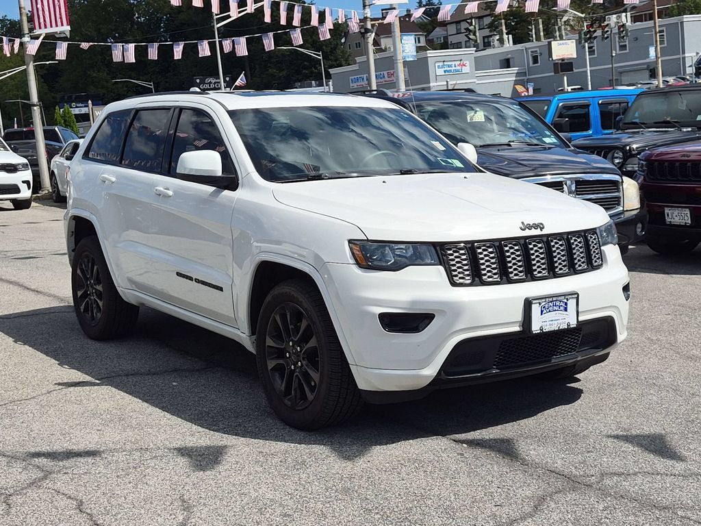 Used 2018 Jeep Grand Cherokee Altitude AWD/4WD image 3