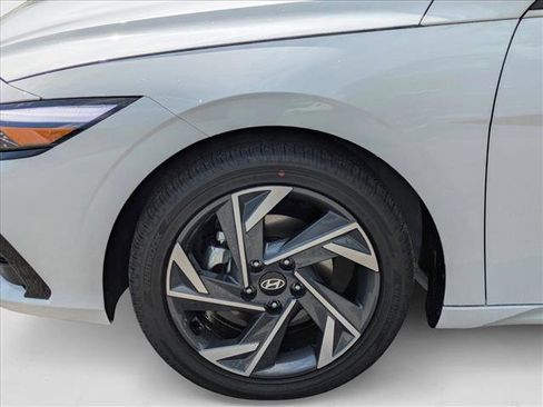 New 2025 Hyundai Elantra Limited image 10