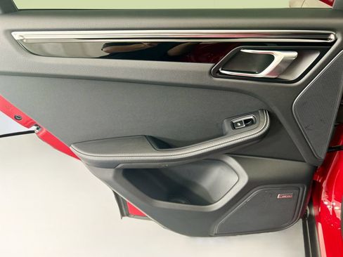 Certified 2025 Porsche Macan AWD/4WD image 26