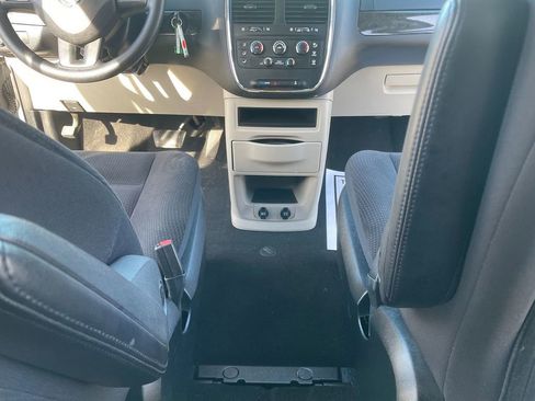 Used 2018 Dodge Grand Caravan SE w/ UConnect Hands-Free Group image 27