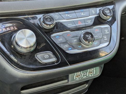 Used 2025 Chrysler Pacifica Select image 19