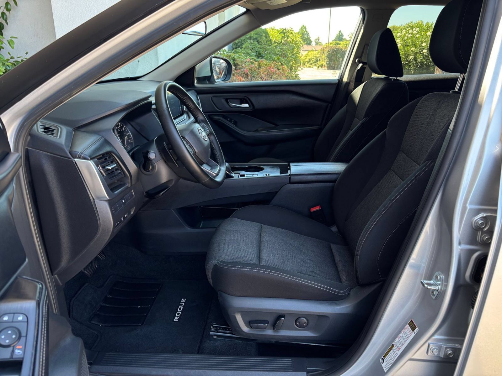 Used 2025 Nissan Rogue SV FWD image 28