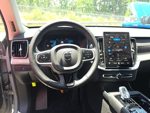 Used 2025 Volvo XC90 B5 Plus AWD/4WD image 28