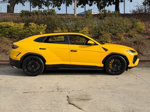 Used 2025 Lamborghini Urus SE image 2