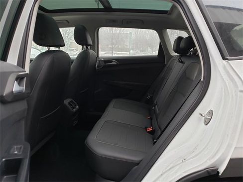 New 2026 Volkswagen Taos SE image 8