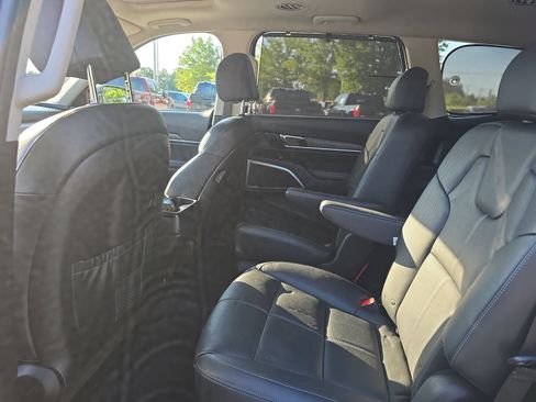 Used 2024 Kia Telluride EX w/ EX Captain's Chair Package FWD image 15