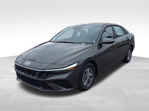 Used 2025 Hyundai Elantra SE FWD image 4
