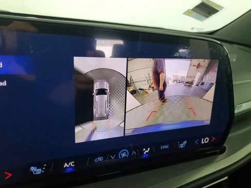 Used 2026 Chevrolet Traverse LT w/ Driver Confidence Package image 21