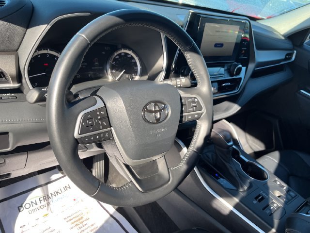 Used 2023 Toyota Highlander XLE AWD/4WD image 14