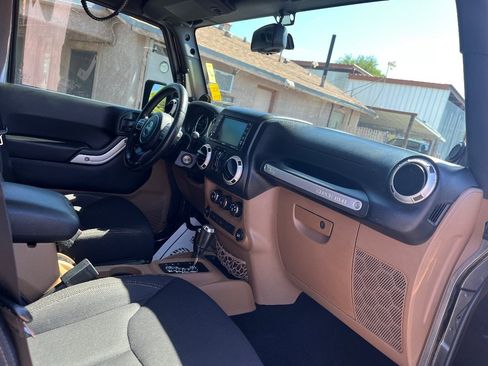Used 2014 Jeep Wrangler Unlimited Sahara w/ Connectivity Group AWD/4WD image 31
