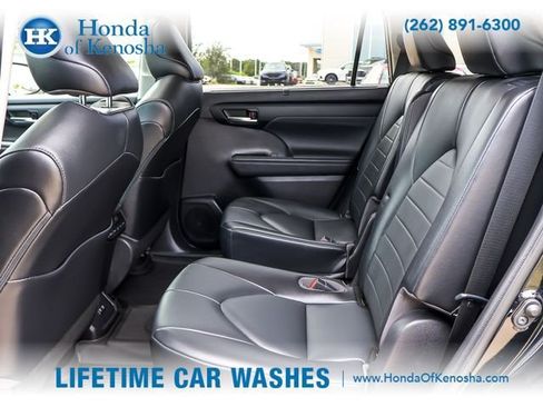 Used 2021 Toyota Highlander XLE AWD/4WD image 11