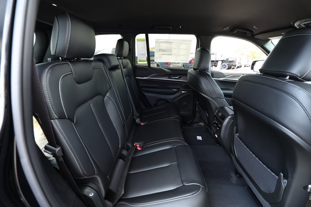 New 2027 Jeep Grand Cherokee Limited RWD image 30