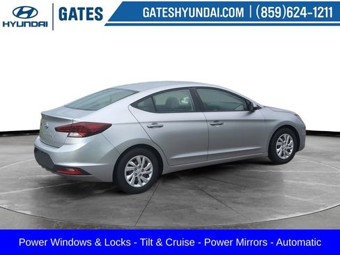 Used 2020 Hyundai Elantra SE FWD image 2