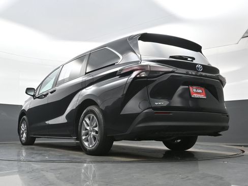 Used 2025 Toyota Sienna LE FWD image 31