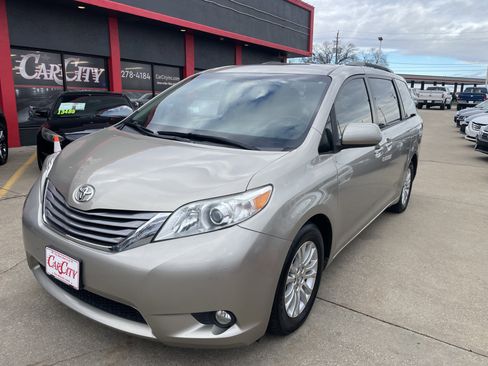 Used 2016 Toyota Sienna Limited image 1