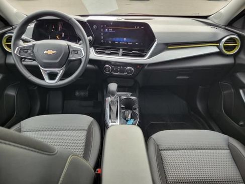 Used 2024 Chevrolet Trax LT w/ LT Convenience Package FWD image 10