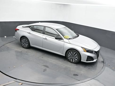 Used 2024 Nissan Altima 2.5 SV FWD image 27