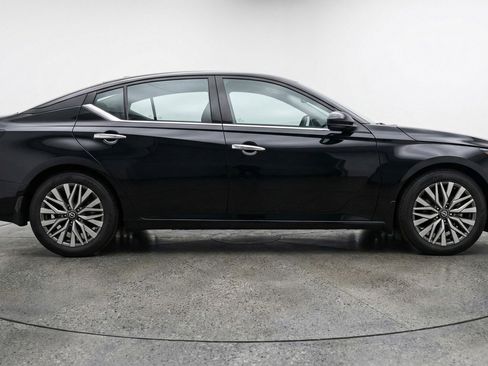 Used 2025 Nissan Altima 2.5 SV FWD image 11