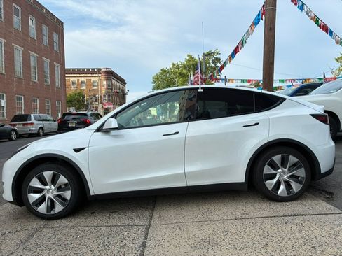 Used 2021 Tesla Model Y 2WD image 4