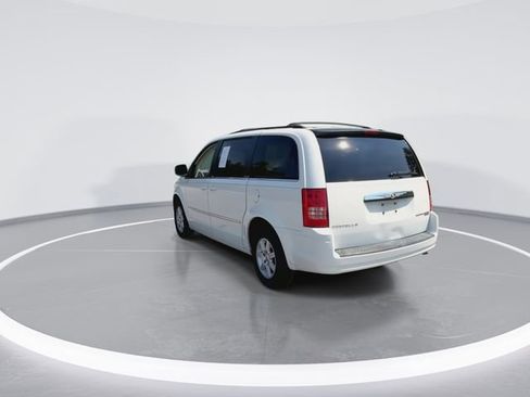 Used 2010 Chrysler Town & Country Touring FWD image 9