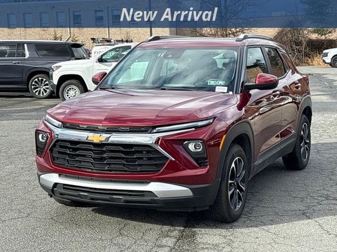 Used 2025 Chevrolet TrailBlazer LT w/ Driver Confidence Package image 1