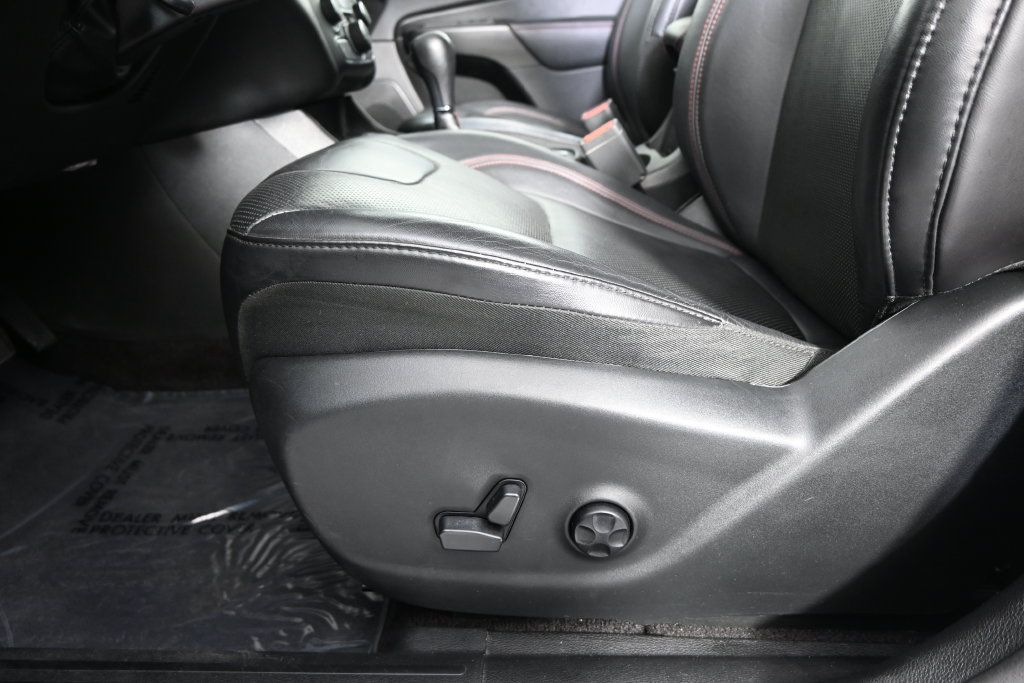 Used 2019 Jeep Cherokee Trailhawk AWD/4WD image 22