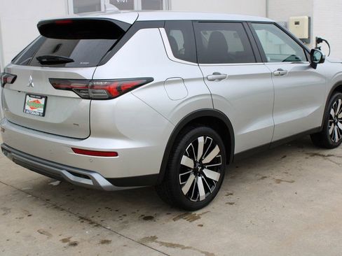 Used 2025 Mitsubishi Outlander SE image 6