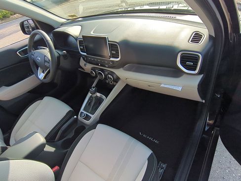 Used 2025 Hyundai Venue SEL image 28