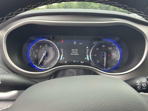 New 2027 Chrysler Pacifica Select AWD/4WD image 12