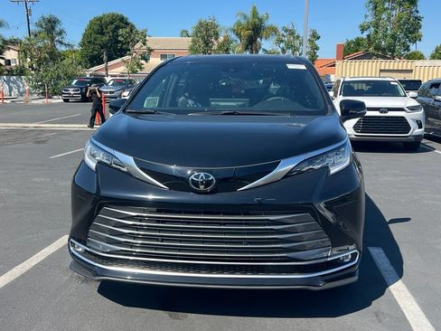Used 2026 Toyota Sienna Limited FWD image 6