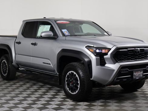 Used 2024 Toyota Tacoma TRD Off-Road image 3