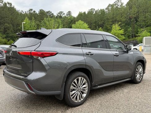 Used 2023 Toyota Highlander Platinum FWD image 5