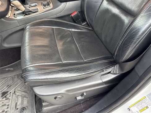 Used 2017 Jeep Grand Cherokee Overland image 16