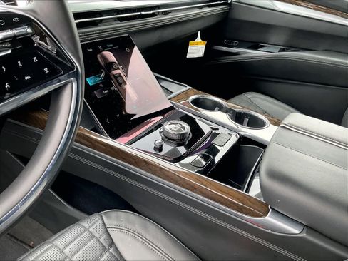 Used 2025 Cadillac Escalade Sport Platinum AWD/4WD image 19