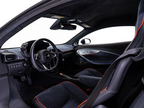 Used 2025 McLaren Artura RWD image 19