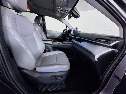 Used 2025 Toyota Sienna XLE FWD image 30