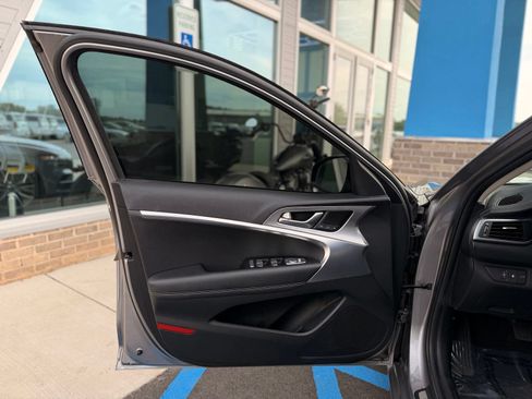 Used 2022 Genesis G70 3.3T RWD image 12