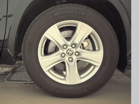 Used 2025 Toyota Highlander LE image 15