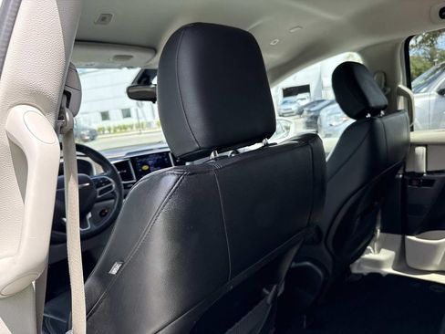 Used 2018 Chrysler Pacifica Touring-L w/ Tire & Wheel Group FWD image 12