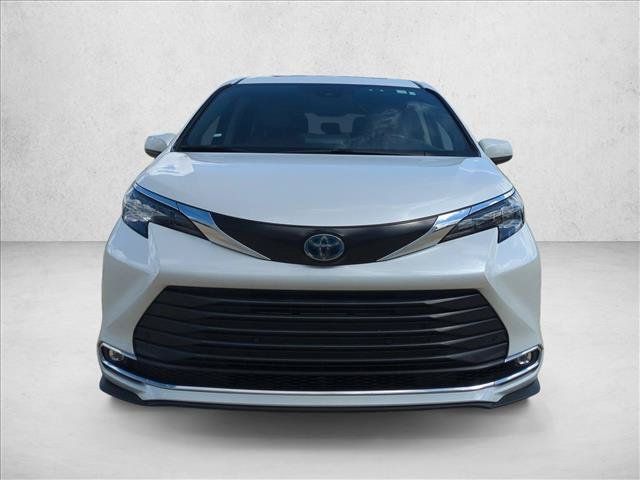Used 2024 Toyota Sienna XLE FWD image 2