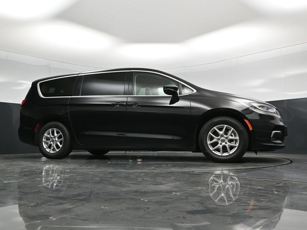 Used 2024 Chrysler Pacifica Touring-L FWD image 50